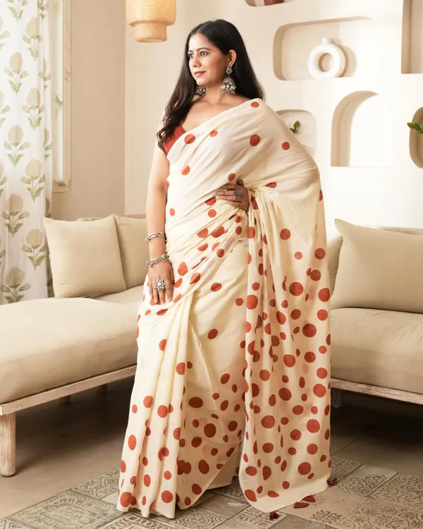 Ivory_Red_Cotton_Polka_Dot_Mul_Saree_With_Tassels_For_Women